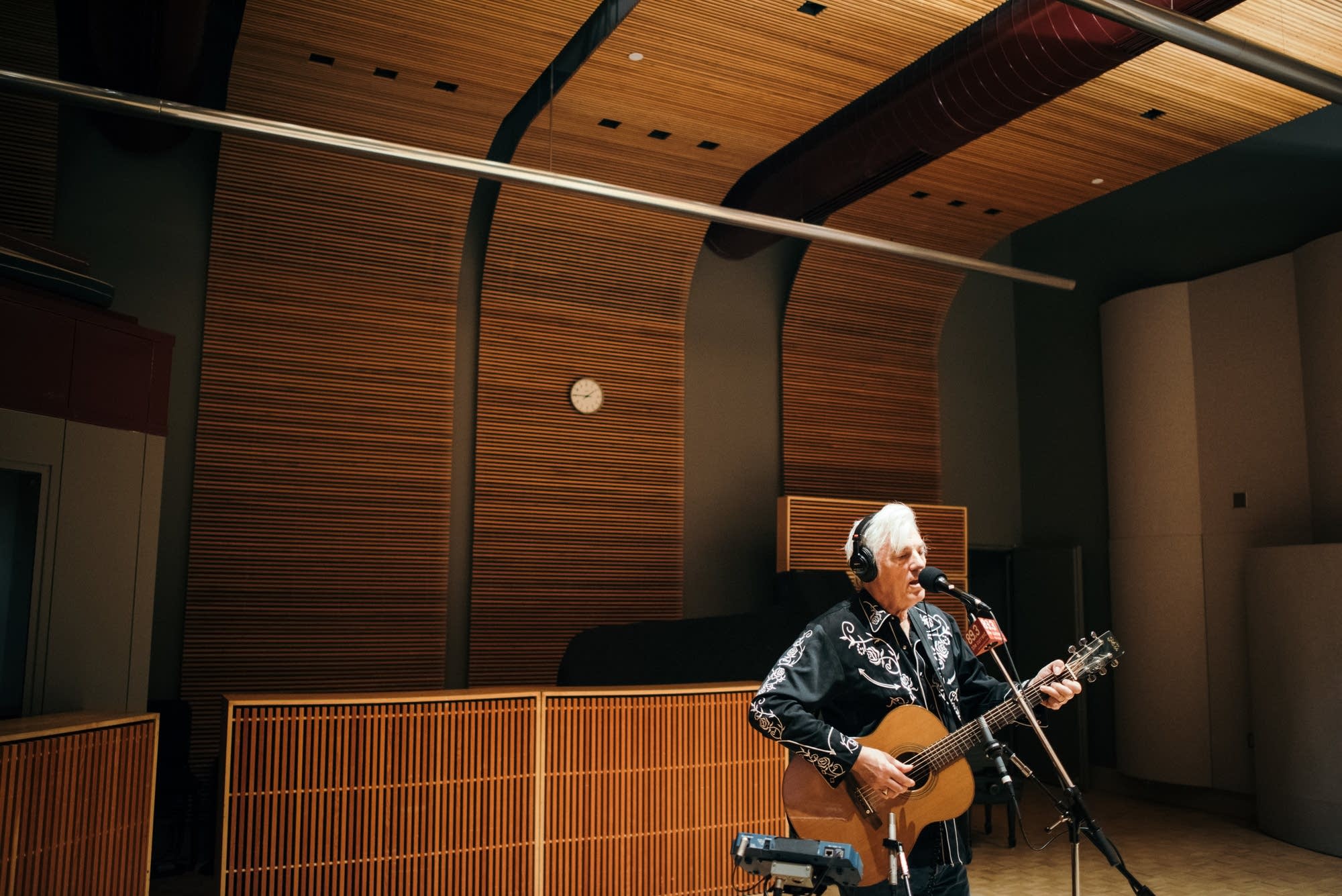 Robyn Hitchcock performs in The Current studio.