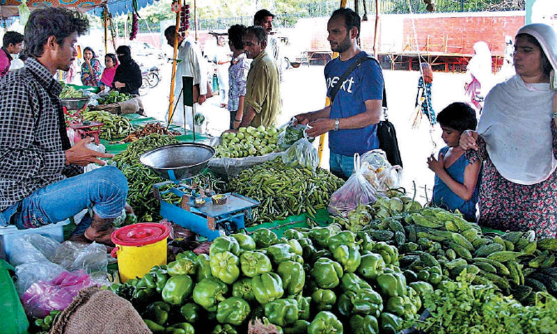 According to the SBP’s recent survey report, consumer confidence scaled up to 44.2 index points in September from 43.3 two months ago. — APP/File