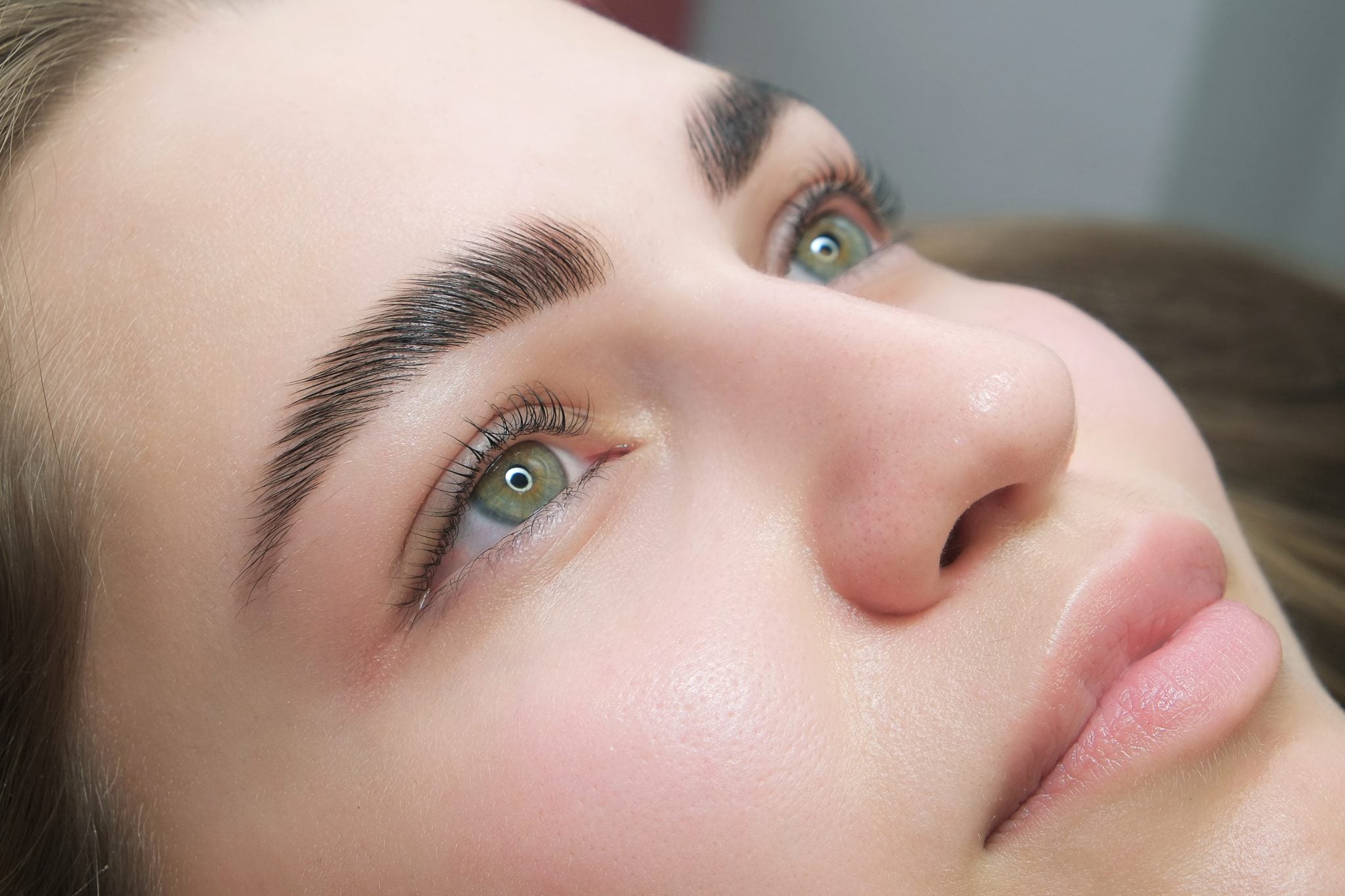 How Long Do Eyebrows Stay Red After Waxing?