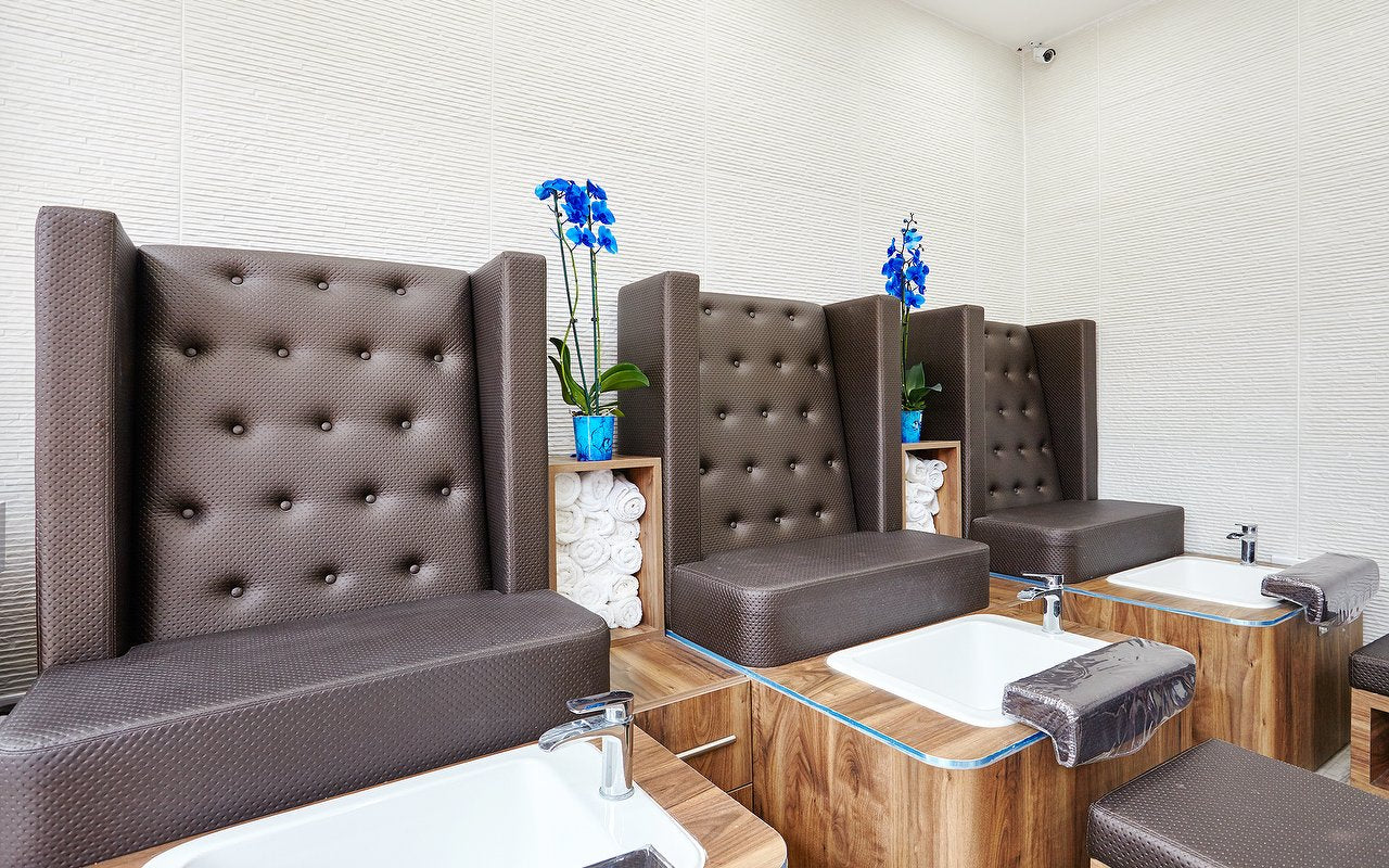 Choose from 54 venues offering ladies' waxing near Castle Bar Park, London