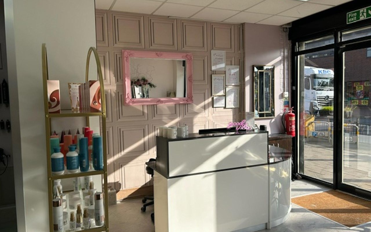 Choose from 1607 venues offering hollywood waxing in Greater London