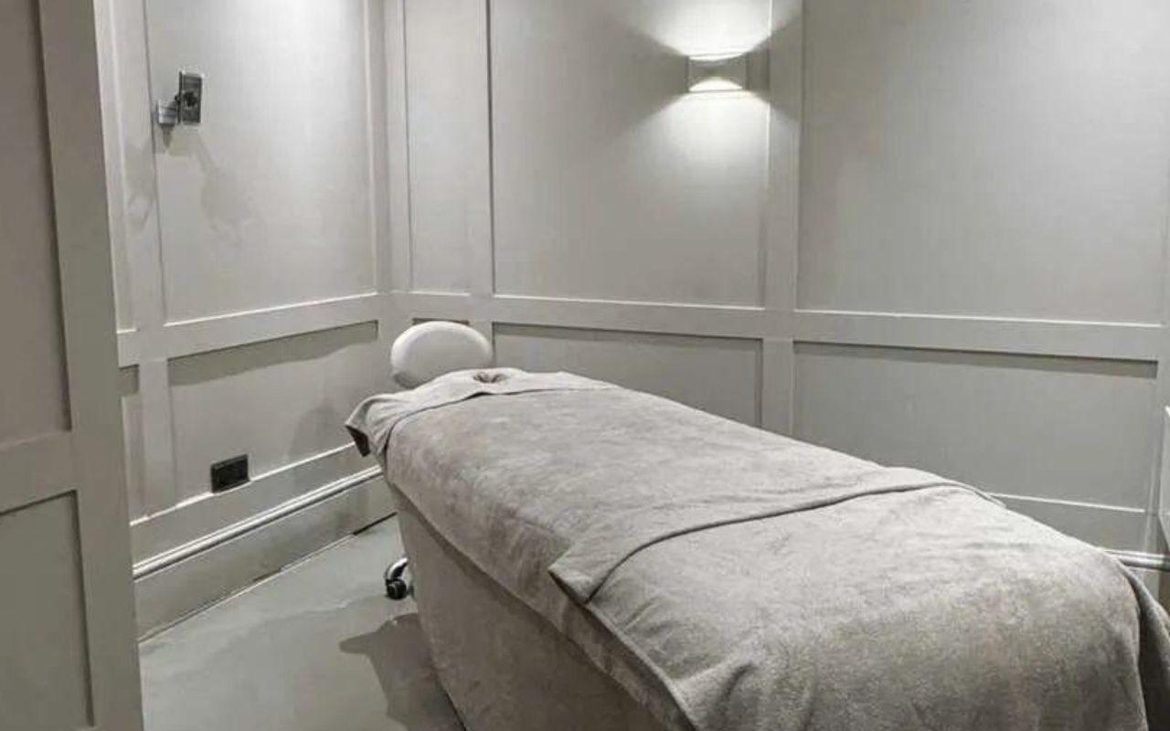 Choose from 12 venues offering ladies' facial waxing near Barbican Centre, London