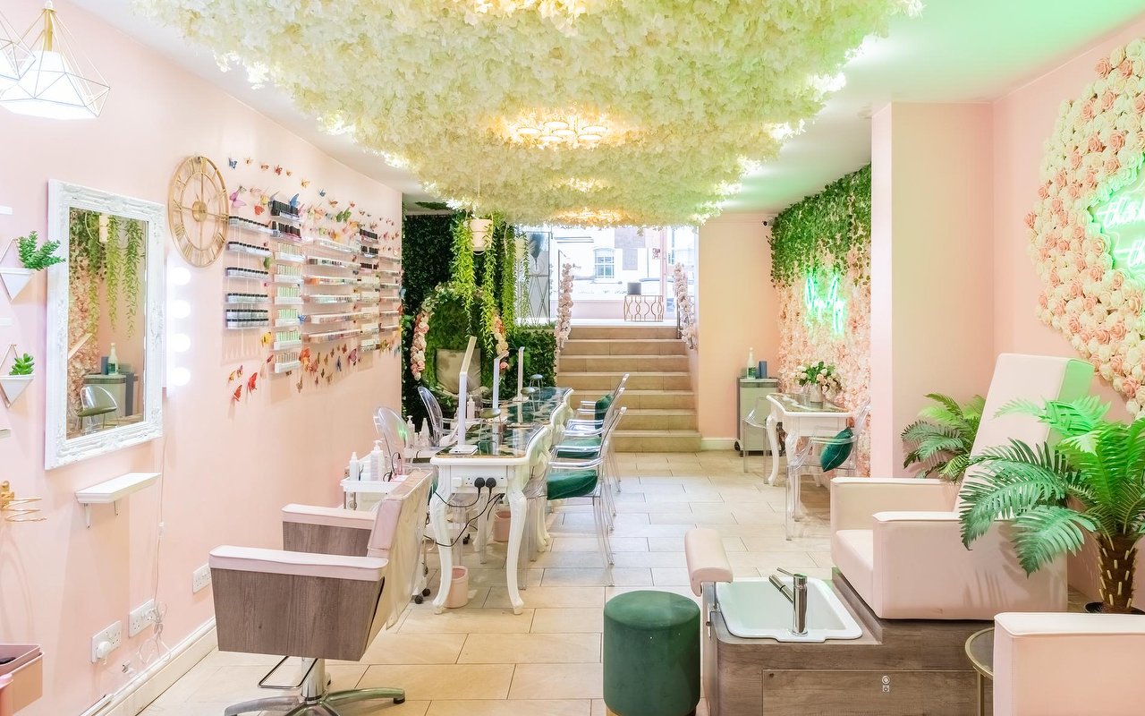 Choose from 7 waxing salons near Gunnersbury Park Museum, London